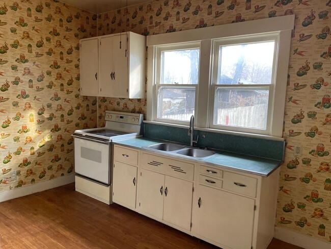 Building Photo - Charming 3 bedroom/1 Bath home with two ca...