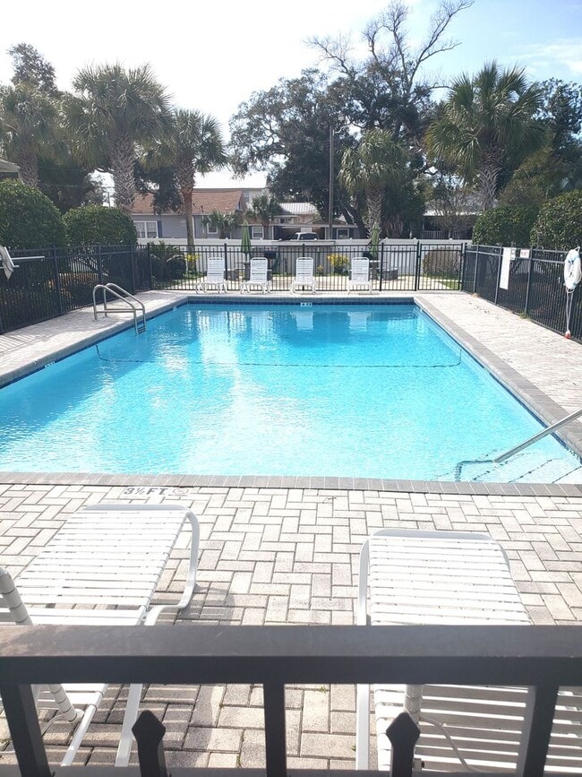 Building Photo - Historic St. Andrews!  Newly Remodeled! 1 bedroom 1 bath condo/1st Floor