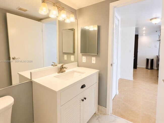 Building Photo - 7601 E Treasure Dr