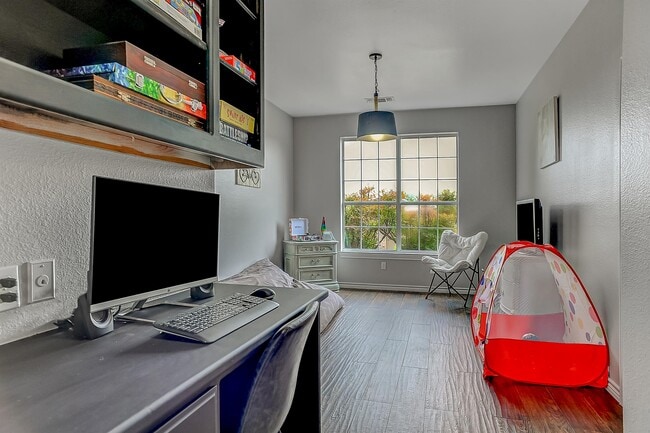 Building Photo - 105 Golden Rd