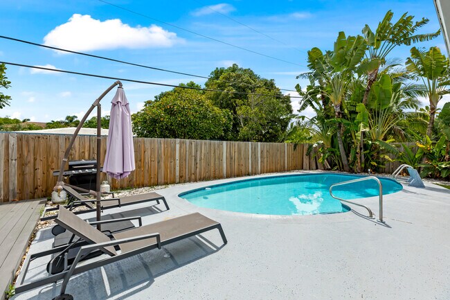 Building Photo - 1800 NE 28th Ave