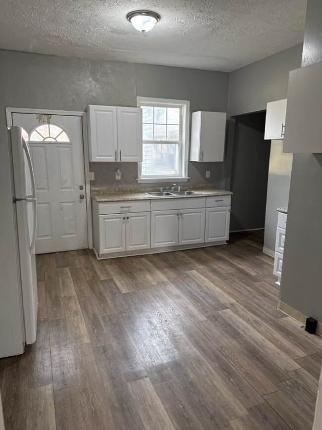 Building Photo - Great 2 bed 1.5 bath home includes bonus room and has central air conditioning!