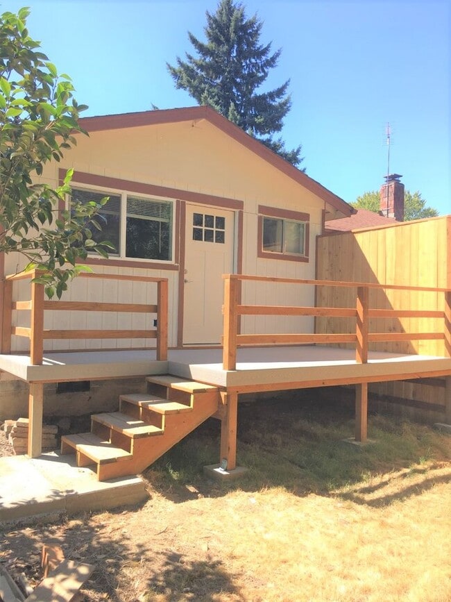 Primary Photo - Duplex in Aloha!