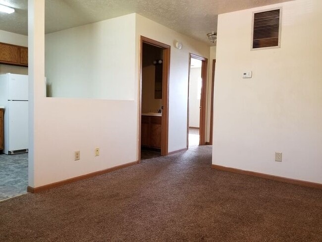 Building Photo - 2 Bedroom Upper Apartment-Tenant Pays Elec...