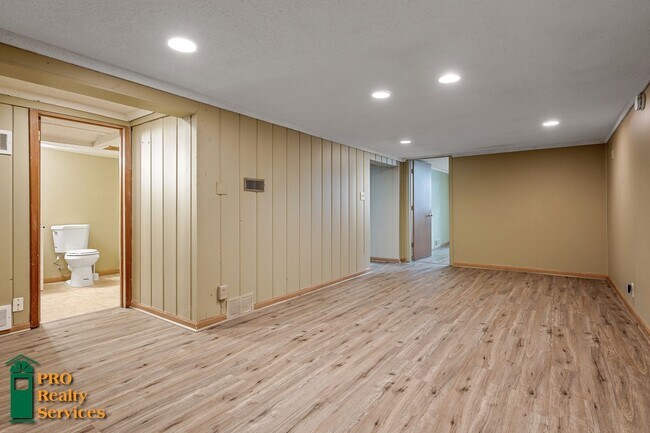 Building Photo - 4 Bedroom Home in Brooklyn Center