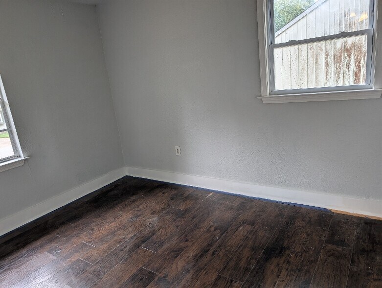 Building Photo - 802 Desota Pl