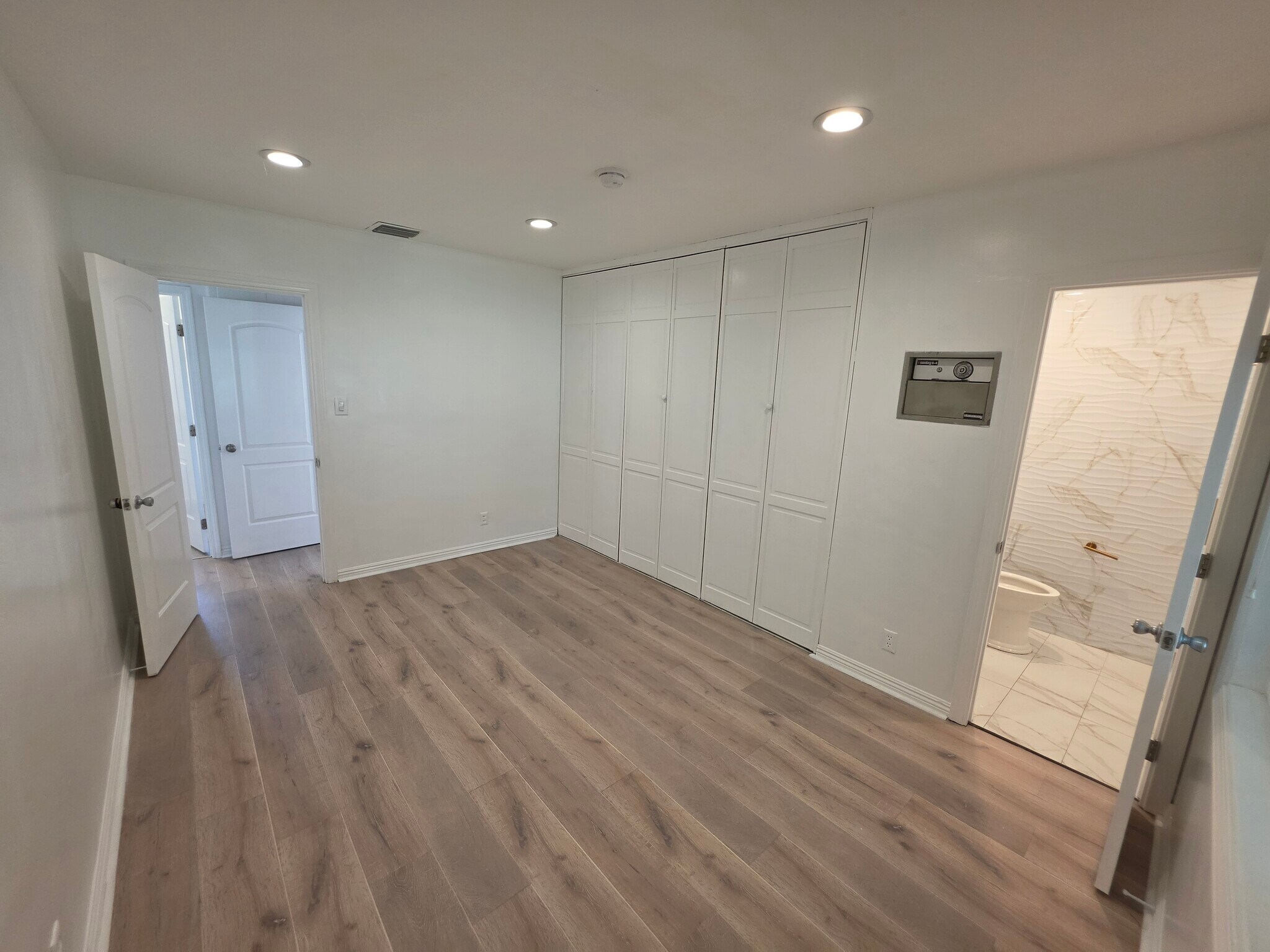 Building Photo - 9805 La Tuna Canyon Rd