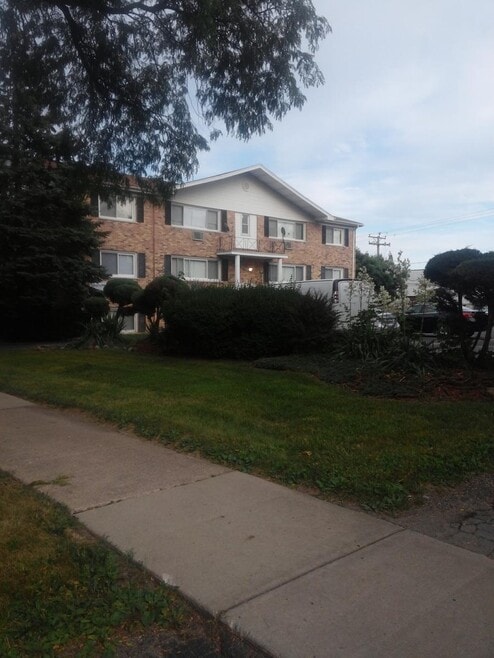 Building Photo - 4117-4123 Lindenwood Dr