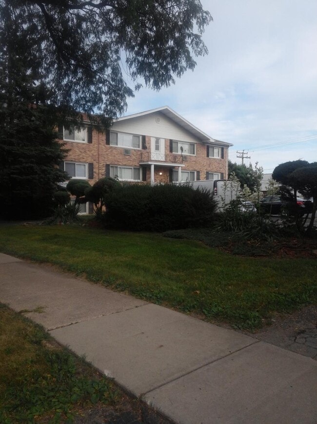 Building Photo - 4117-4123 Lindenwood Dr