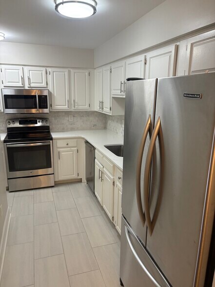 Building Photo - 515 Basswood Ave