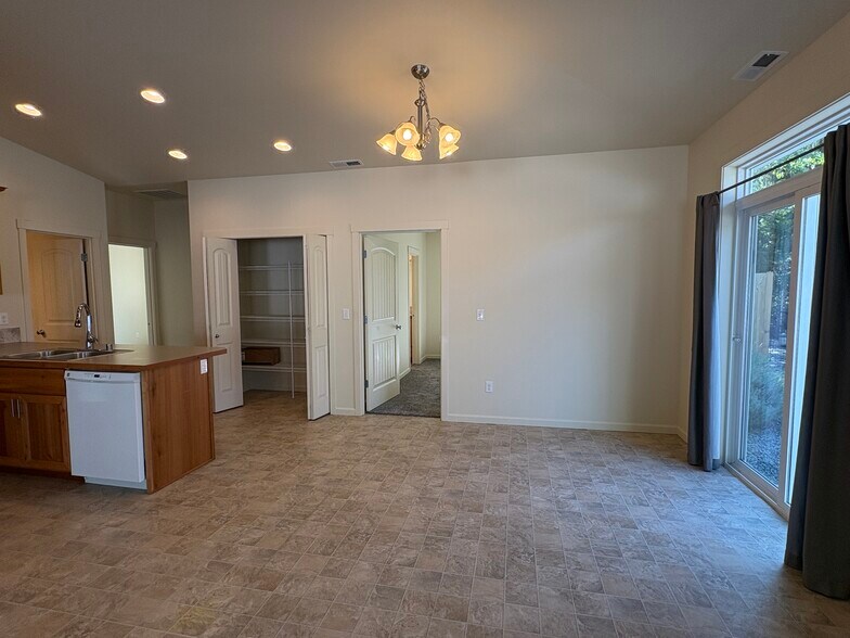 Building Photo - 1419 Springwater Ave