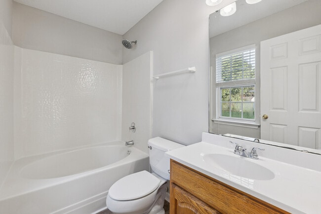 Building Photo - Beautiful ranch style home 3bed 2 bath wit...
