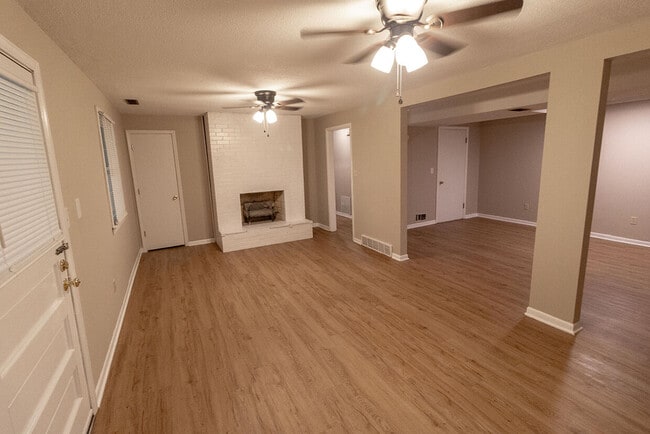 Building Photo - 3006 Lynnwood Dr