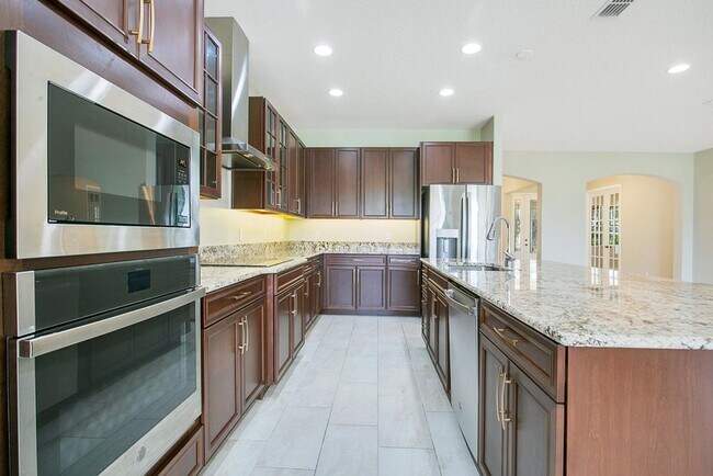 Building Photo - Spacious 4 Bed 3 Bath Home
