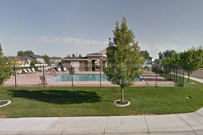 Building Photo - 879 N Traquair Pl