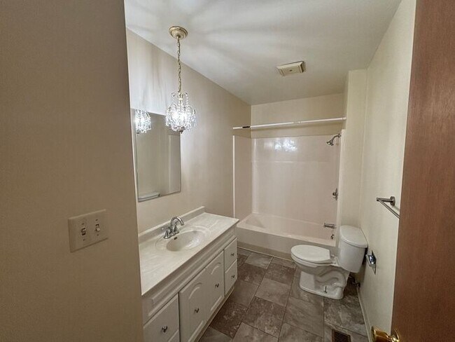 Building Photo - 3 Bedroom Townhome