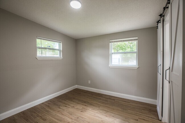 Building Photo - Renovated 4/2