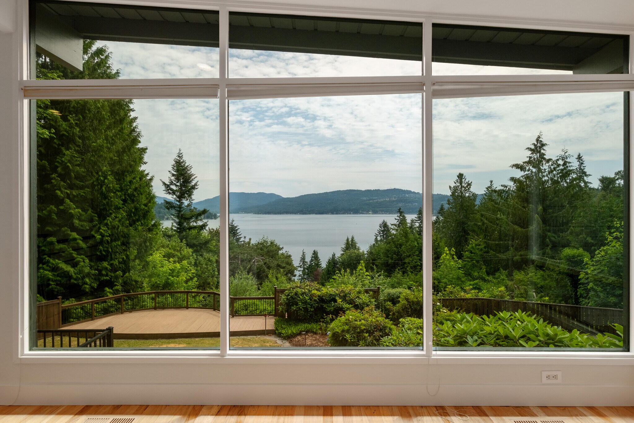 Building Photo - 639 W Lake Sammamish Pky NE