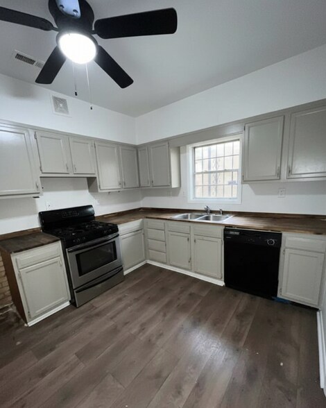 Building Photo - 12 4th Ave SW