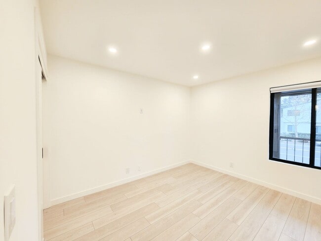 Building Photo - Meticulously renovated 2 bedroom duplex home in central San Mateo