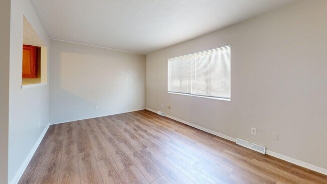 Building Photo - Elyria - updated 3 bed/1 bath townhouse fo...