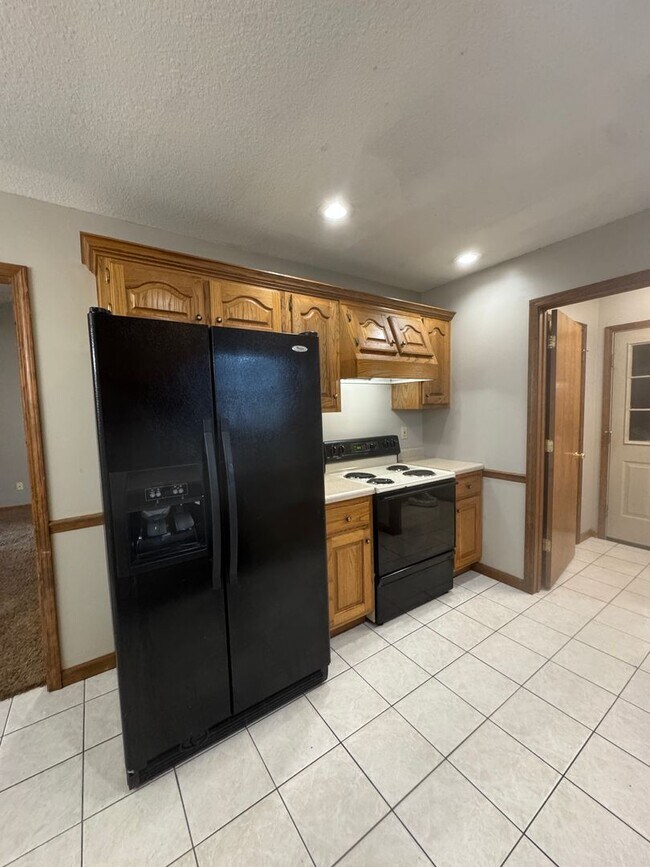Building Photo - 3 Bed / 2 Bath Available Now