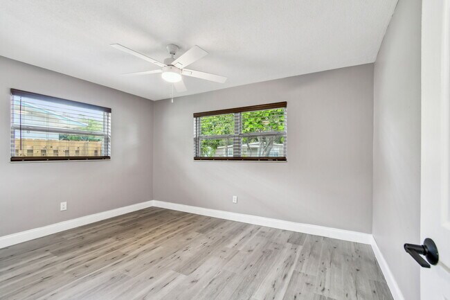 Building Photo - 528 Manor Dr