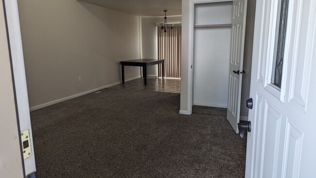 Building Photo - 3 Bed 2.5 Townhome
