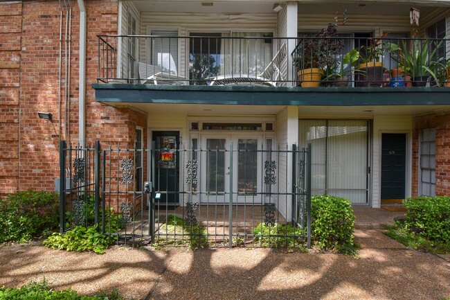 Building Photo - NICE 2 BEDROOM 1.5 BATH CONDO IN GREENWAY ...