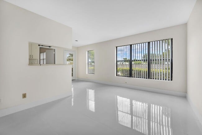 Building Photo - Cozy 2/1 Home in Sunrise!