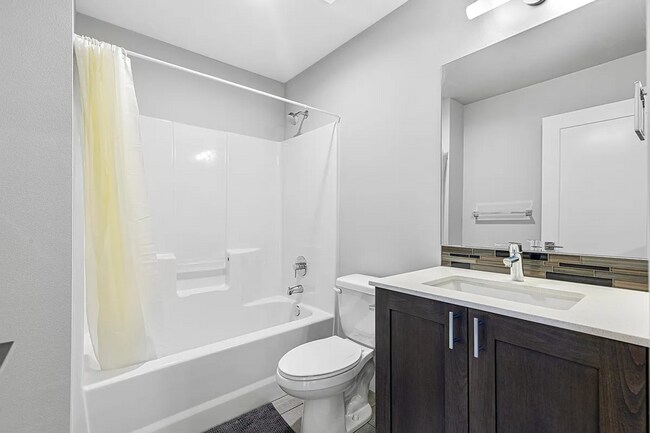 Building Photo - Modern 3 beds/ 2.5 bath townhouse in Kenmore!