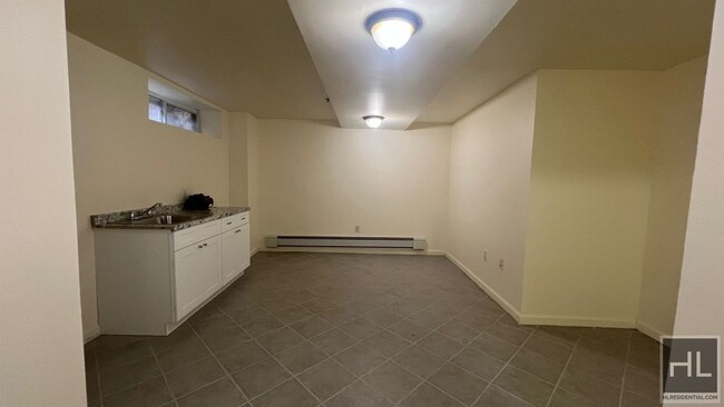 Building Photo - SPACIOUS STUDIO FOR RENT BEVERLEY ROAD/KEN...