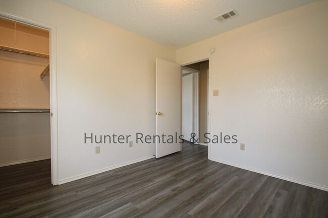 Building Photo - Two-Story Living!