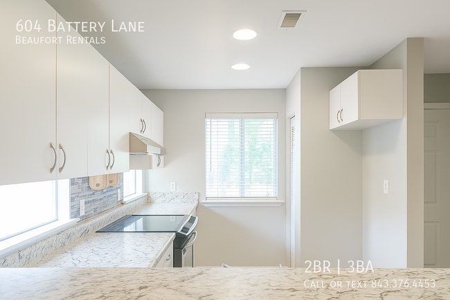 Building Photo - 604 Battery Ln