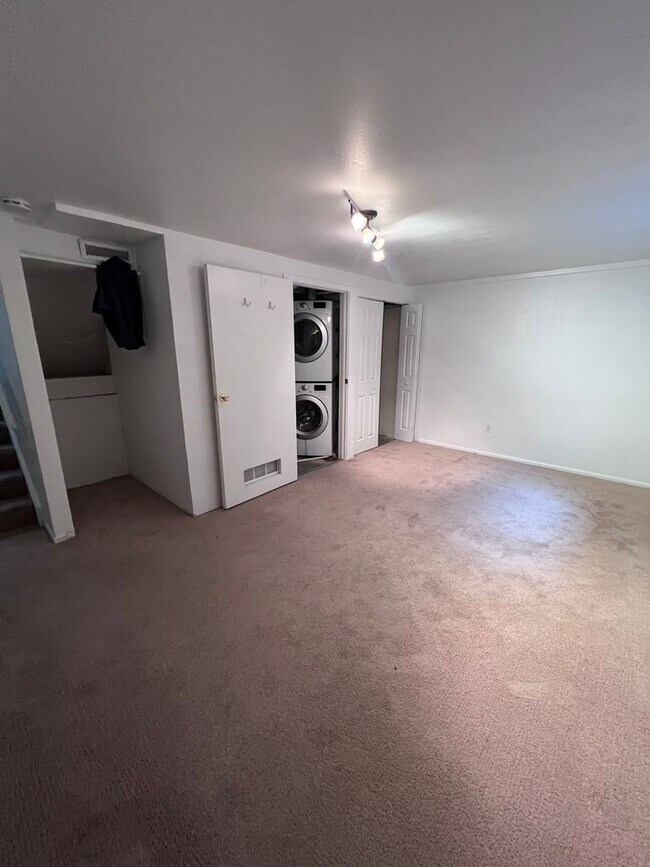 Building Photo - MOVE IN SPECIAL 2 Bed 2 Bath Townhome in L...