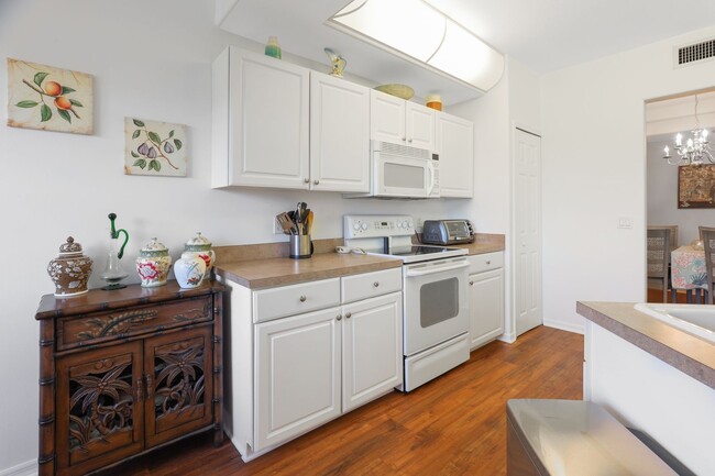 Building Photo - Spacious FURNISHED 3 Bed 2 Bath Condo In P...