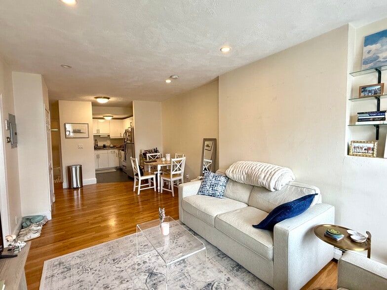 Building Photo - 631 Tremont St