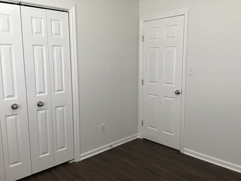 Building Photo - 327 Leisure Ln