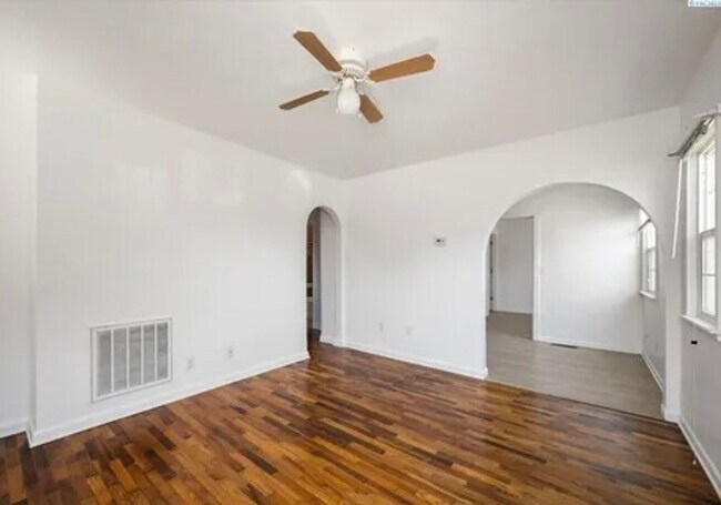 Building Photo - Charming 2 Bedroom Home with Fenced Backyard in Central Kennewick!