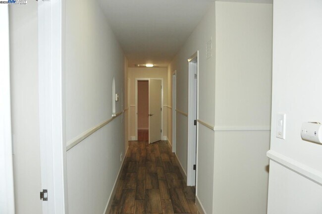 Building Photo - 802 Center Dr