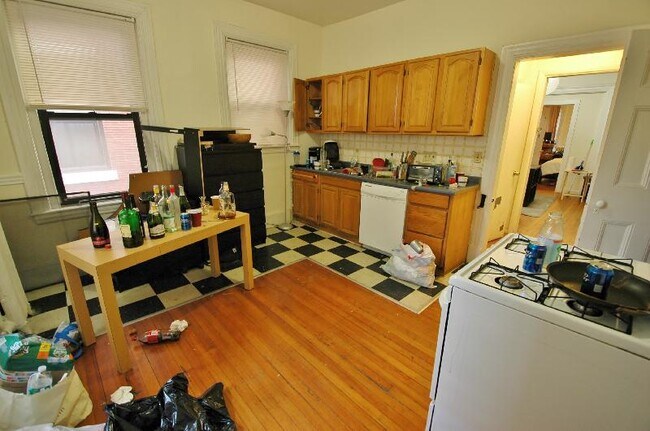 Primary Photo - 115 Gainsborough St
