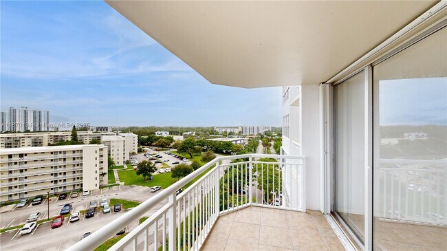 Building Photo - 18011 Biscayne Blvd