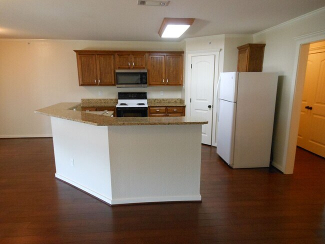 Building Photo - 2 Bedroom 1 Bath Apartment (40% 1st Month Rent BAC)