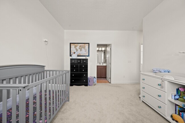 Building Photo - 1421 E Komenda Way