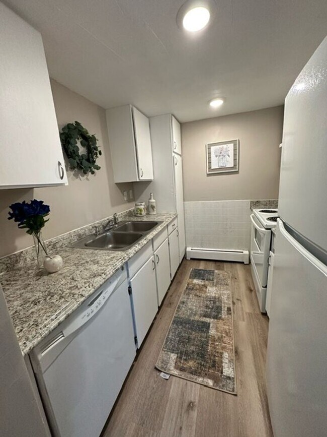 Building Photo - Updated Condo with outdoor Pool  ***Next t...