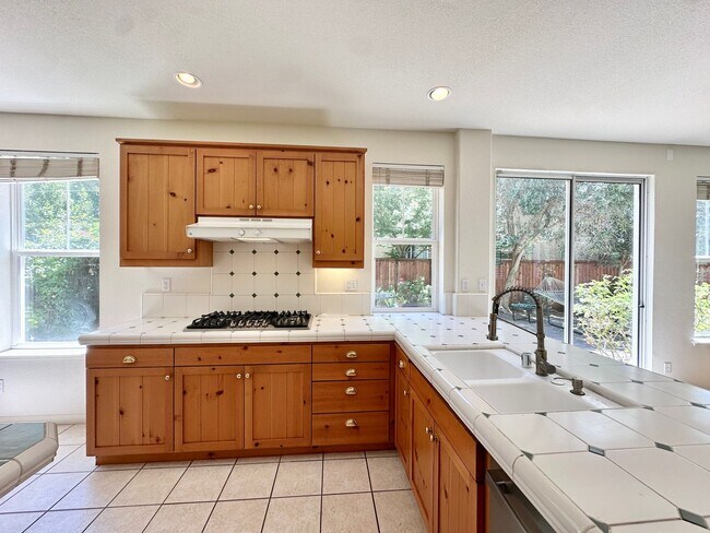Building Photo - Large 5bd/3ba 3500sqft Home in Hamilton, Novato