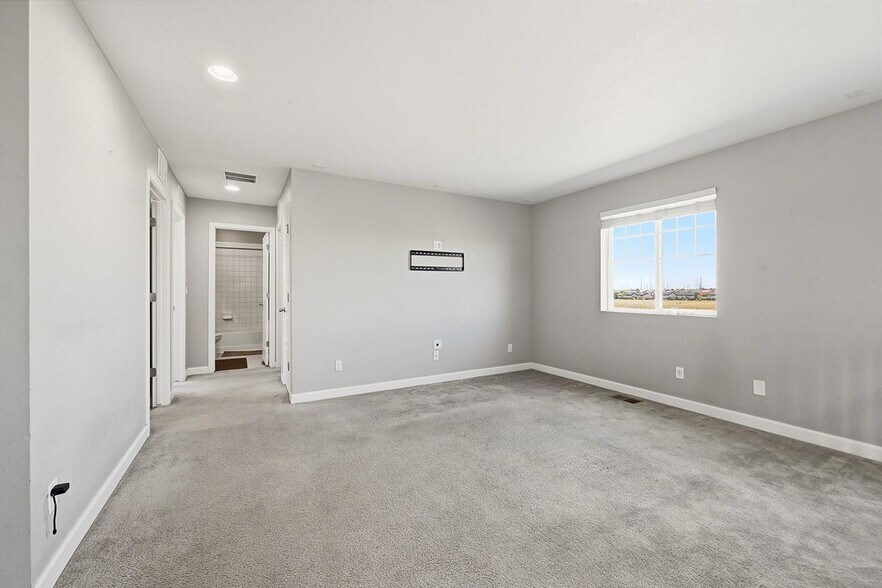 Building Photo - 4988 S Wenatchee Cir