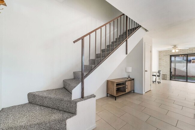 Building Photo - Immaculate two story townhome style condo ...