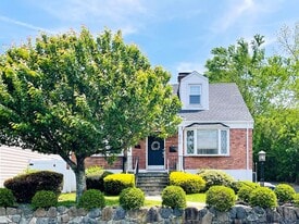 Building Photo - 806 Hall St