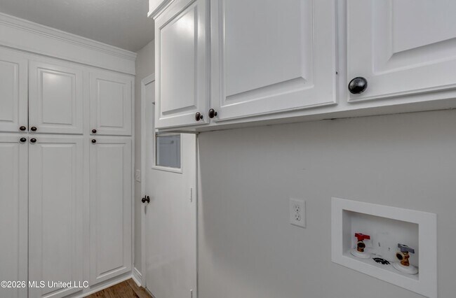 Building Photo - 9 Treeway Dr